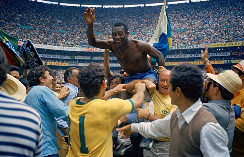 DOSSIER - Le Brésilien Pelé est hissé sur les épaules de ses coéquipiers après que le Brésil a remporté la finale de la Coupe du monde à l'Estadio Azteca de Mexico le 21 juin 1970.
