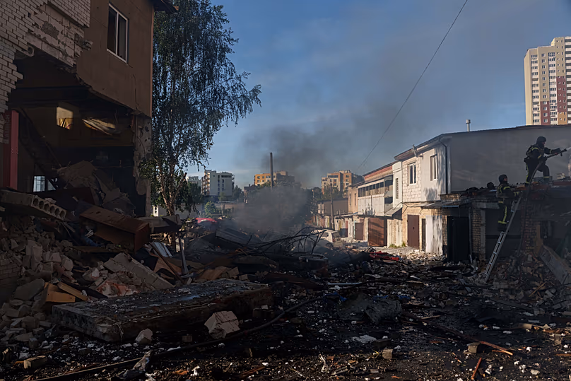 Plus de quatre ans de guerre : le 2 juin, les secouristes éteignent un incendie dans un atelier de réparation automobile après une attaque russe contre Kiev, en Ukraine.