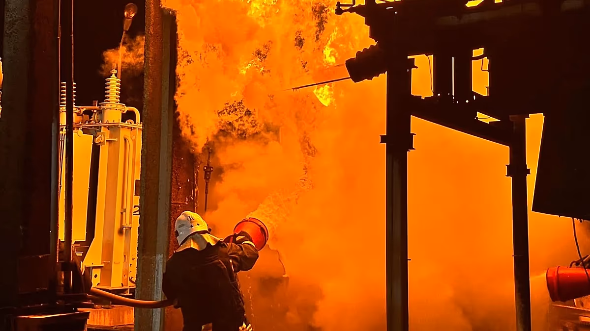 Les frappes ukrainiennes déclenchent des incendies dans des installations pétrolières en Russie et en Crimée, selon des responsables