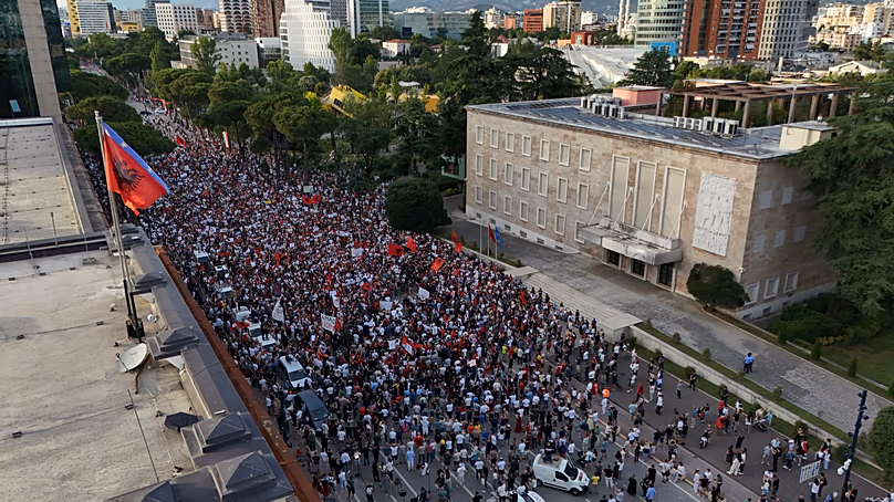 Des manifestants participent à un rassemblement à Tirana, le 6 juin 2026