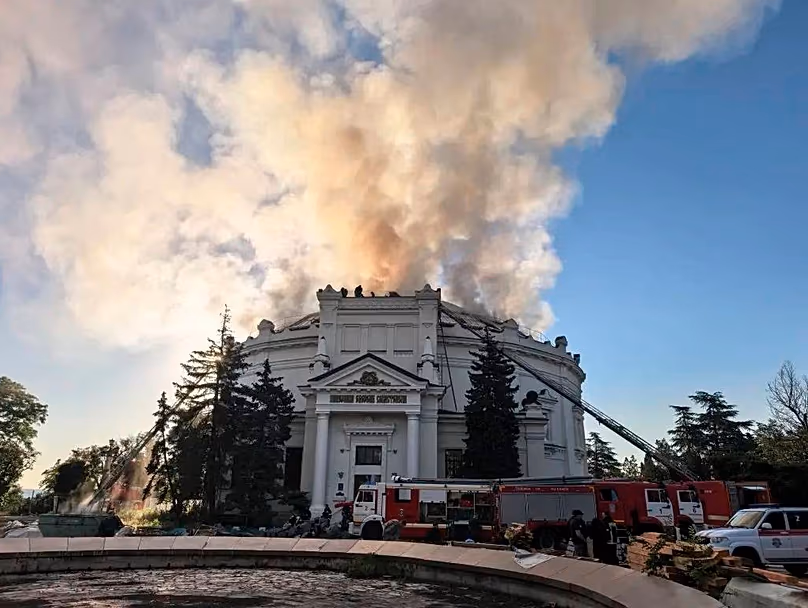 DOSSIER : Sur cette photo fournie par les autorités d'occupation russes, les pompiers ont éteint un incendie après qu'un drone ukrainien a frappé un bâtiment à Sébastopol, en Crimée, en Ukraine, le 10 juin 2026.