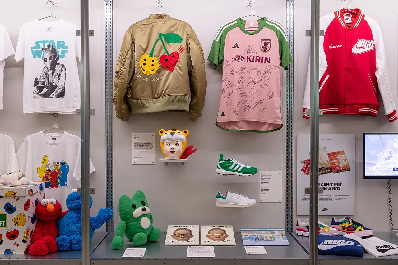 Diverses pièces vestimentaires de la collection personnelle de Nigo exposées au Design Museum
