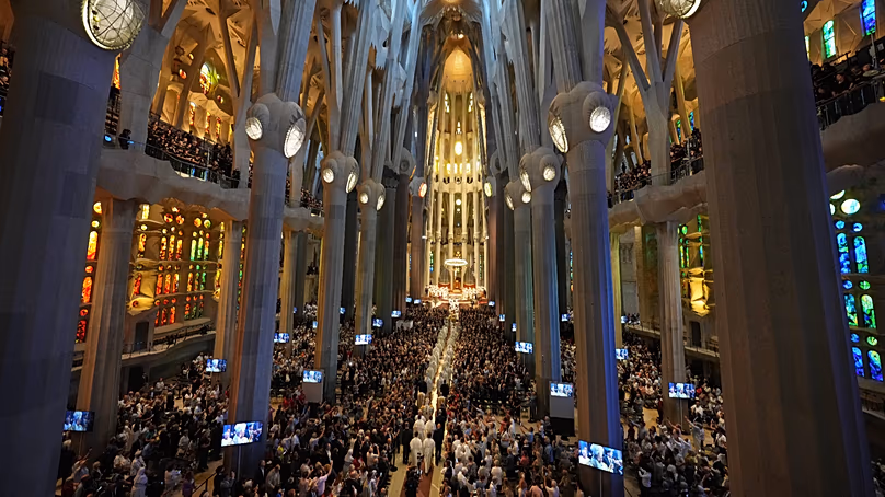 Le pape Léon XIV, ci-dessous, marche en procession pour célébrer une messe à la basilique de la Sagrada Familia à Barcelone, Espagne, le mercredi 10 juin 2026.