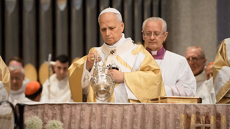 Le pape Léon XIV célèbre la messe à la basilique de la Sagrada Familia à Barcelone, Espagne, le mercredi 10 juin 2026. (AP Photo/Bernat Armangue)
