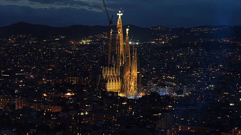La lumière rayonne de la basilique de la Sagrada Familia d'Antoni Gaudí après que le pape Léon XIV a béni la tour de Jésus-Christ à Barcelone, en Espagne, le 10 juin.