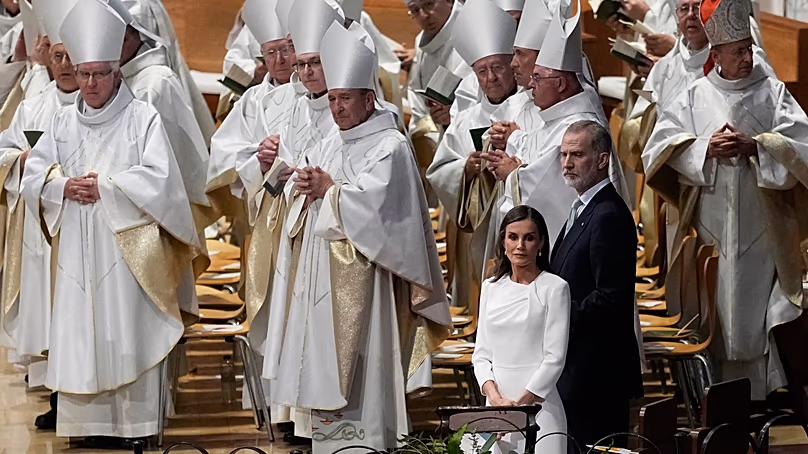 Le roi Felipe VI et la reine Letizia d'Espagne attendent le début d'une messe célébrée par le pape à la Sagrada Familia à Barcelone, Espagne, le 10 juin 2026.