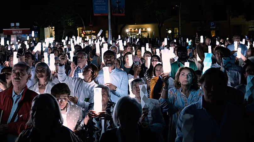 Des gens assistent à l'inauguration de la Tour de Jésus-Christ par le pape Léon XIV à la basilique de la Sagrada Familia à Barcelone, Espagne, le mercredi 10 juin 2026.