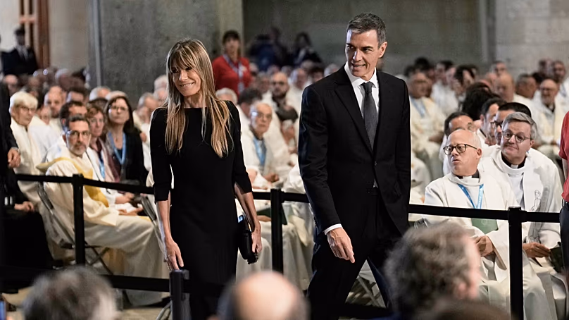 Pedro Sánchez et son épouse Begoña Gómez arrivent avant une messe célébrée par le Pape à la basilique de la Sagrada Familia à Barcelone, Espagne, le 10 juin 2026.