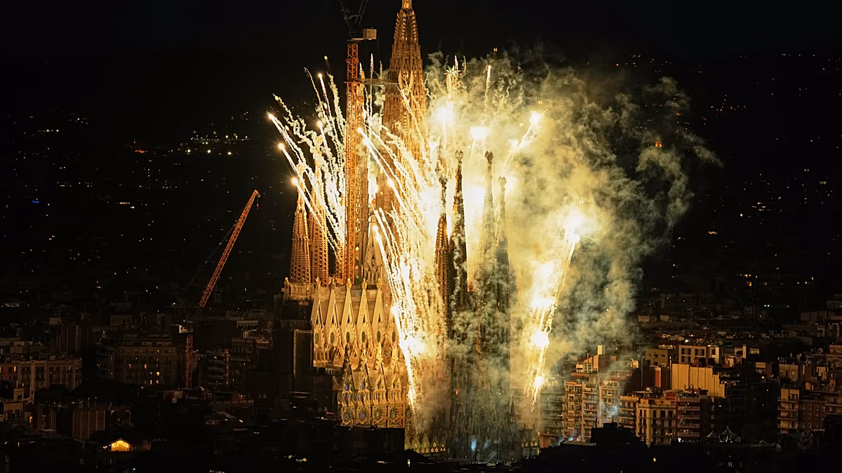 Après 144 ans, le pape Léon XIV bénit l'achèvement de la plus haute tour de la Sagrada Familia à Barcelone