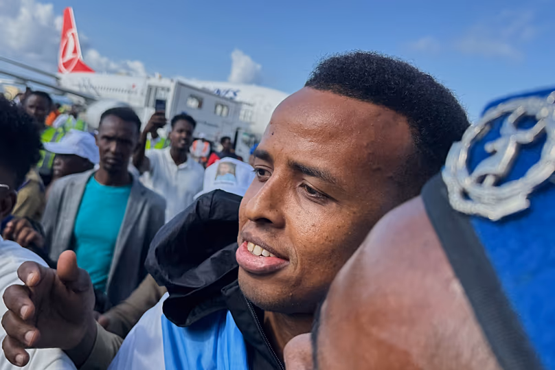 L'arbitre Omar Artan est accueilli par des supporters à son arrivée à Mogadiscio, le 10 juin 2026.