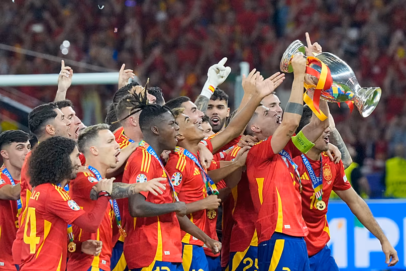 Les joueurs espagnols célèbrent avec le trophée après avoir remporté la finale du Championnat d'Europe de l'UEFA 2024 contre l'Angleterre à Berlin le 14 juillet 2024.