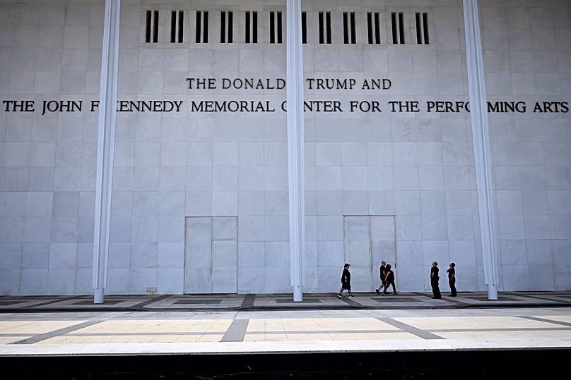 Les gens marchent sous le panneau du John. F. Kennedy Center for the Performing Arts à Washington, le 7 juin 2026
