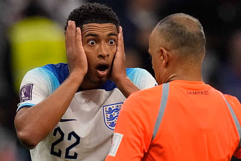 Un Jude Bellingham déconcerté réagit à Sampaio lors du quart de finale de la Coupe du Monde de la FIFA 2022 à Al Khor, au Qatar, le 10 décembre 2022.