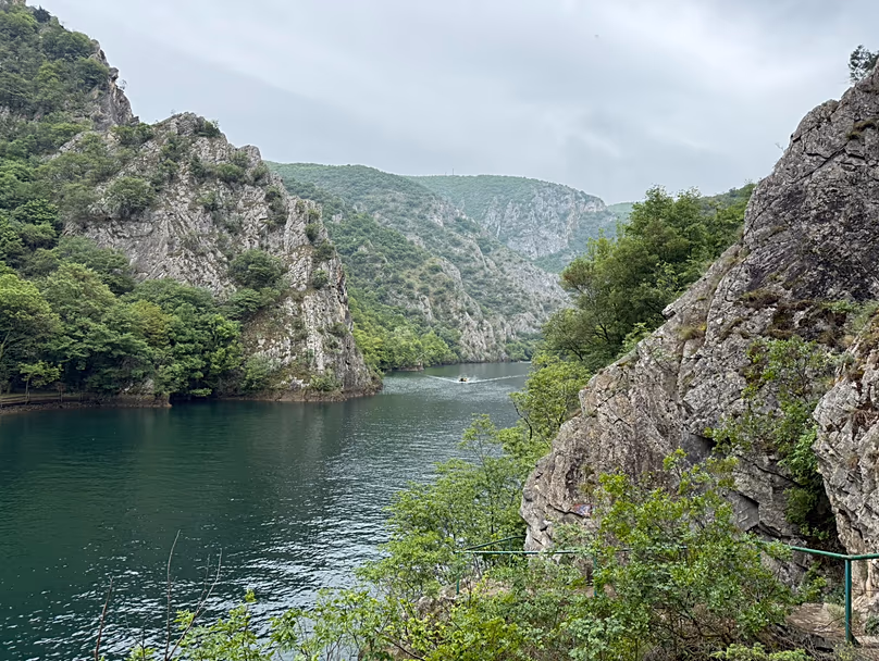 Vous pouvez explorer Matka Canyon à pied ou en bateau