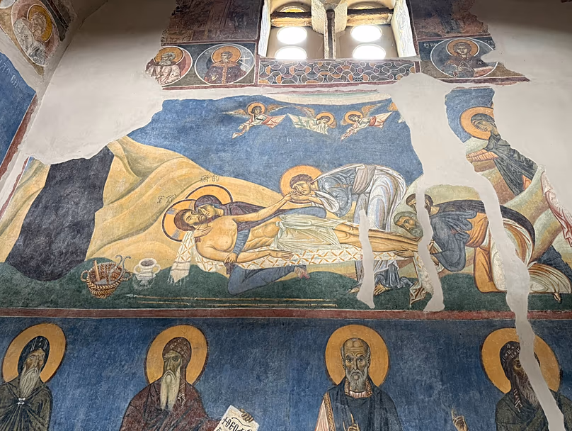 L'église Saint-Panteleimon est connue pour ses fresques, inhabituelles car elles montrent clairement les émotions sur les visages des personnes représentées.