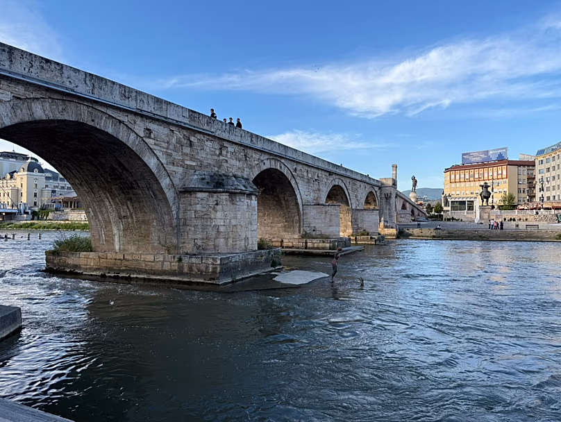 Le pont de pierre remonte à l'Empire ottoman, mais vous y verrez encore des statues de Skopje 2014.