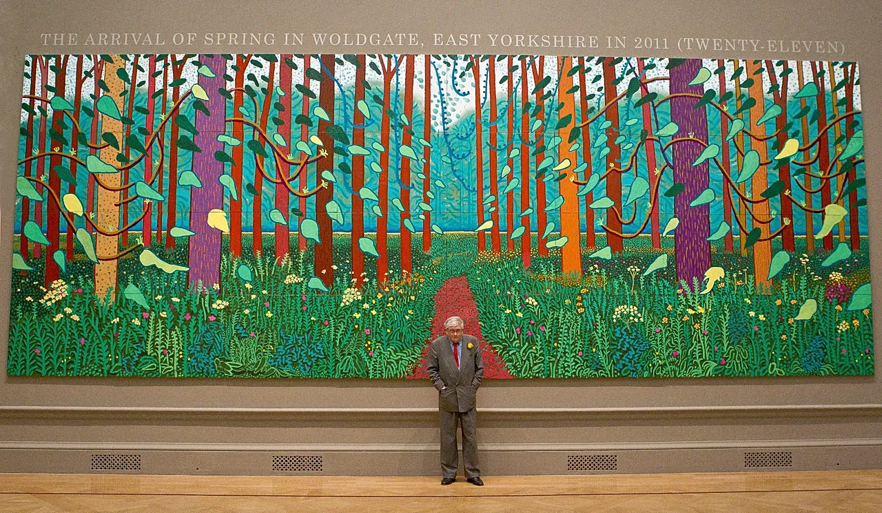 L'artiste britannique David Hockney se tient devant l'une de ses peintures du paysage du Yorkshire de l'Est à la Royal Academy of Arts de Piccadilly, Londres, le 16 janvier 2012.