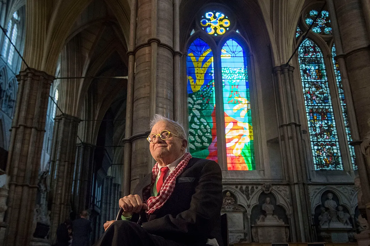 DOSSIER : David Hockney est assis devant The Queen's Window, un nouveau vitrail de l'abbaye de Westminster, Londres, conçu par David Hockney, 2018.
