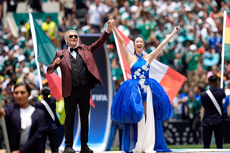 Andrea Bocelli et la chanteuse sud-coréenne EJAE se produisent lors de la cérémonie d'ouverture du groupe de la Coupe du monde avant le Mexique contre l'Afrique du Sud à Mexico le 11 juin 2026.