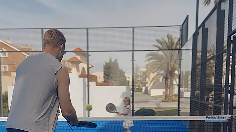 Même pendant les vacances, la famille Rutherford s'adonne aux sports nautiques locaux, loue des vélos ou suit un cours de gym à l'hôtel pour rester actif.