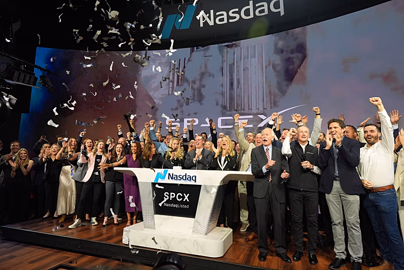 Les employés de SpaceX célèbrent lors d'une cérémonie de sonnerie pour l'introduction en bourse de SpaceX au Nasdaq MarketSite à New York, le 12 juin 2026.