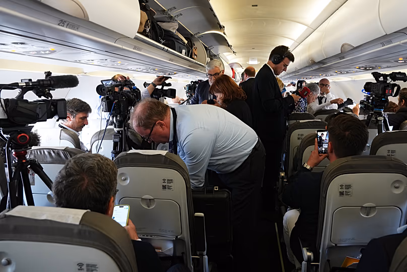 Journalistes à bord du vol papal après le retard du décollage à l'aéroport international de Los Rodeos, le 12 juin 2026