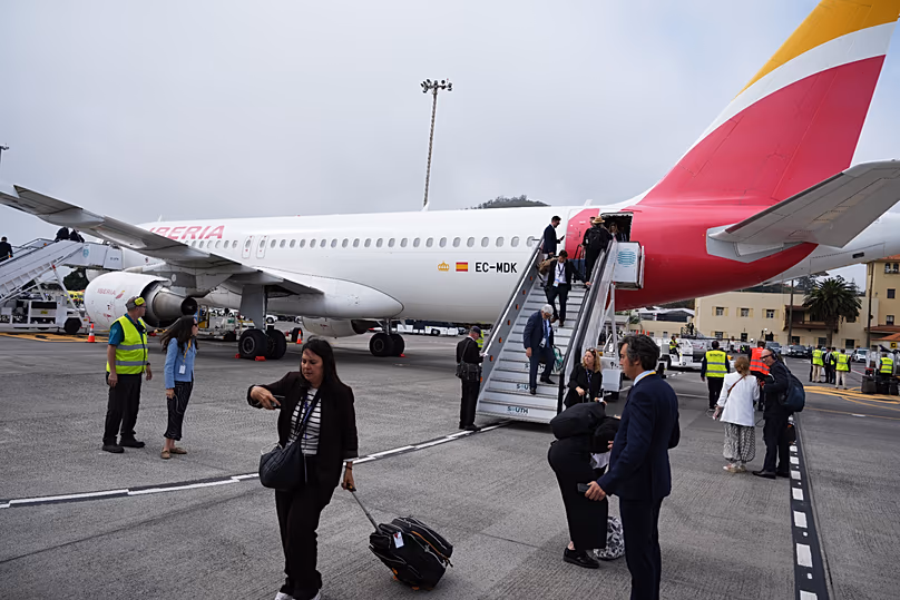 Des journalistes quittent le vol papal après un décollage retardé à l'aéroport international de Los Rodeos, le 12 juin 2026.