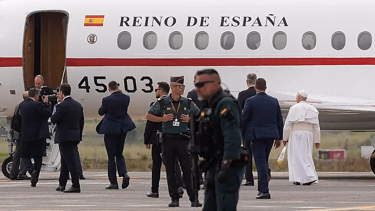 Le pape revient à Rome dans un avion offert par le roi d'Espagne après un problème technique, selon le Vatican