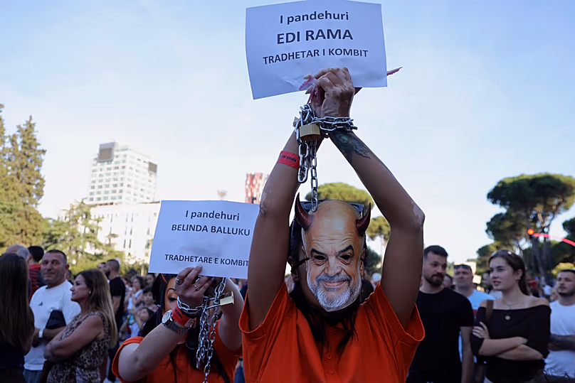 La bannière indique : " L'accusé Edi Rama est un traître à la nation ". (Photo AP/Hameraldi Agolli)
