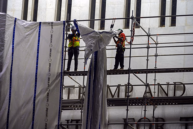 Des ouvriers installent des bâches sur les échafaudages du John F. Kennedy Center - samedi 13 juin 2026
