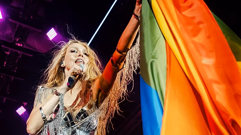Olya Polyakova brandissant le drapeau de la Fierté lors du concert