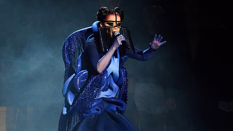 Bjork se produit lors des Brit Awards 2026 à Manchester, en Angleterre