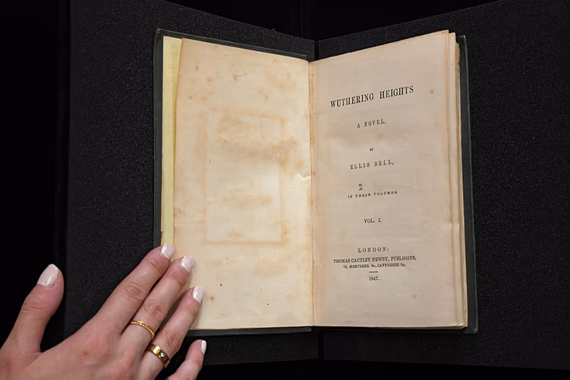 Une première édition des Hauts de Hurlevent d'Emily Brontë exposée en vente chez Christie's.