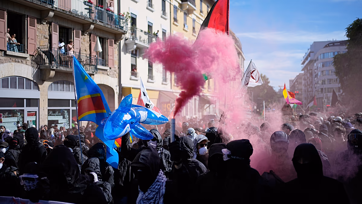 Des milliers de personnes manifestent contre le G7 à Genève alors que Trump et d'autres dirigeants se préparent au sommet en France