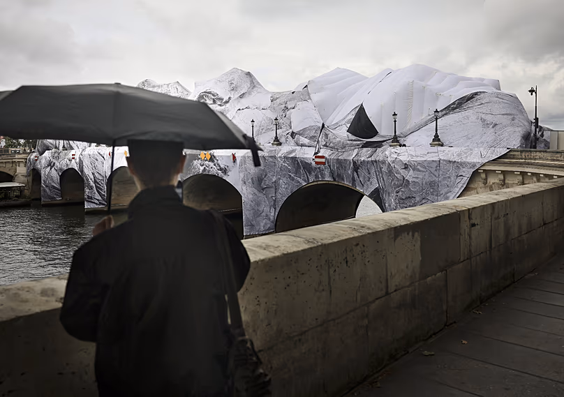 Une bâche blanche protège l'œuvre
