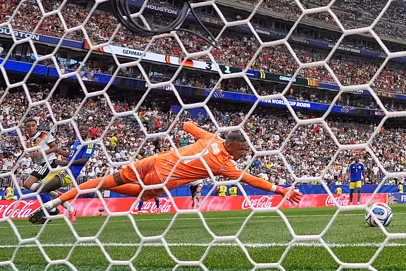 Le gardien de Curaçao Eloy Room battu par un tir de l'Allemand Jamal Musiala pour marquer son quatrième but lors du match du groupe E de la Coupe du monde à Houston, dimanche 14 juin 2026.