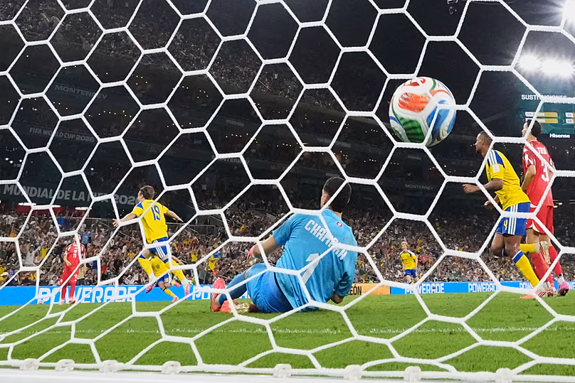 Le gardien tunisien Mouhib Chamakh ne parvient pas à arrêter un but du Suédois Mattias Svanberg lors du match du groupe F de la Coupe du monde, à Guadalupe, Mexique, dimanche 14 juin 2026.