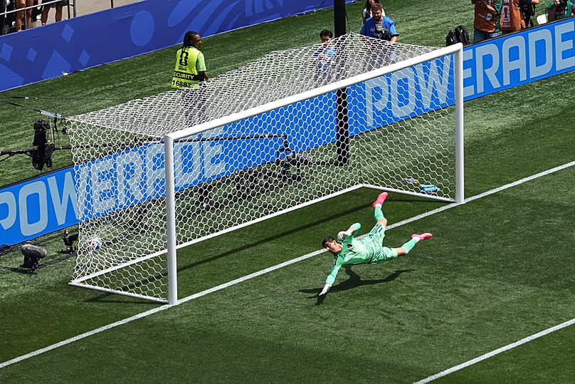 Le gardien belge Thibaut Courtois laisse passer le ballon pour marquer lors du match de football du groupe G de la Coupe du monde entre la Belgique et l'Égypte à Seattle, le lundi 15 juin 2026.
