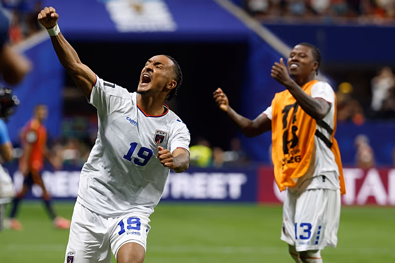 Dailon Livramento et Sidny Lopes Cabral du Cap-Vert célèbrent après le match de football du groupe H de la Coupe du monde entre l'Espagne et le Cap-Vert à Atlanta, le lundi 15 juin 2026.
