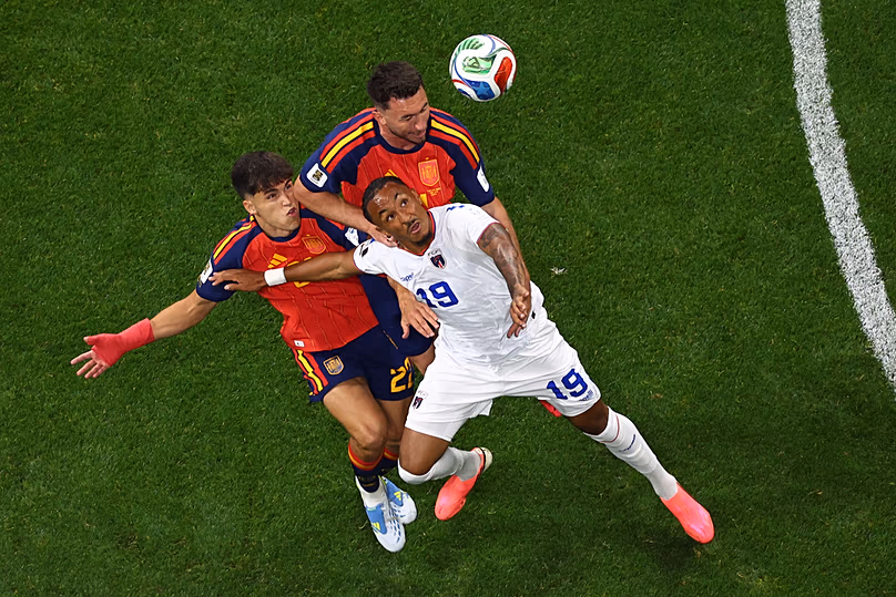 Dailon Livramento du Cap-Vert, devant, et Pau Cubarsi d'Espagne, à gauche, se battent pour le ballon lors du match de football du groupe H de la Coupe du monde à Atlanta, le lundi 15 juin 2026.