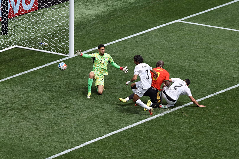 L'Égyptien Mohamed Hany marque un but contre son camp devant le Belge Romelu Lukaku et le gardien égyptien Mostafa Shoubir lors du match du groupe G de la Coupe du monde à Seattle, le lundi 15 juin 2026.