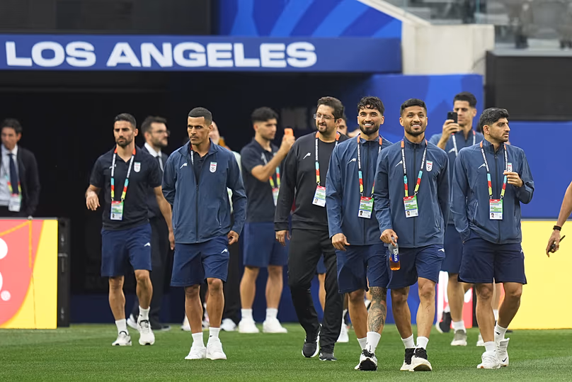 Des joueurs iraniens entrent sur le terrain du stade un jour avant leur match de Coupe du Monde de la FIFA contre la Nouvelle-Zélande à Inglewood, en Californie, près de Los Angeles, le dimanche 14 juin 2026.