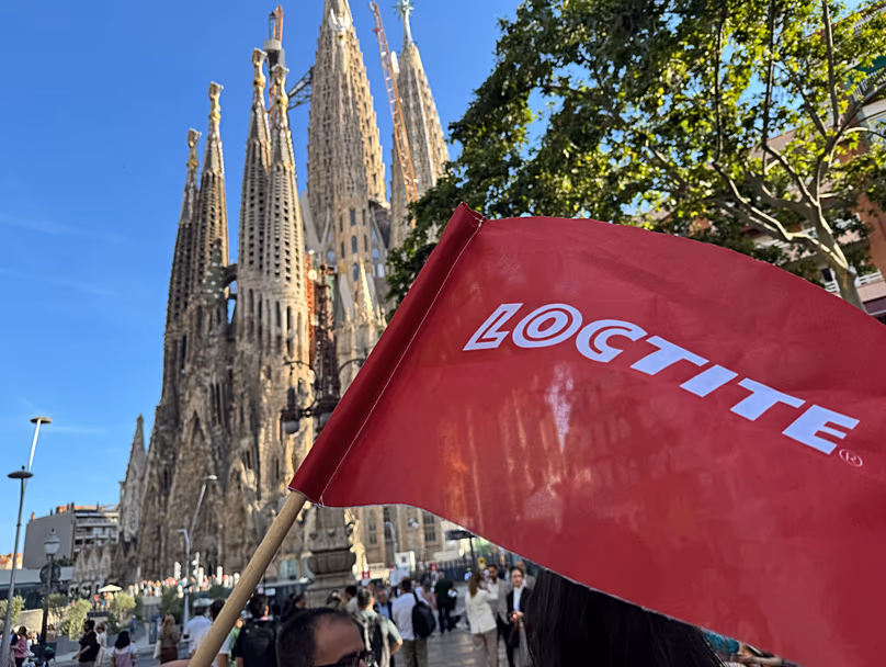 Drapeau Henkel Loctite devant la Sagrada Familia