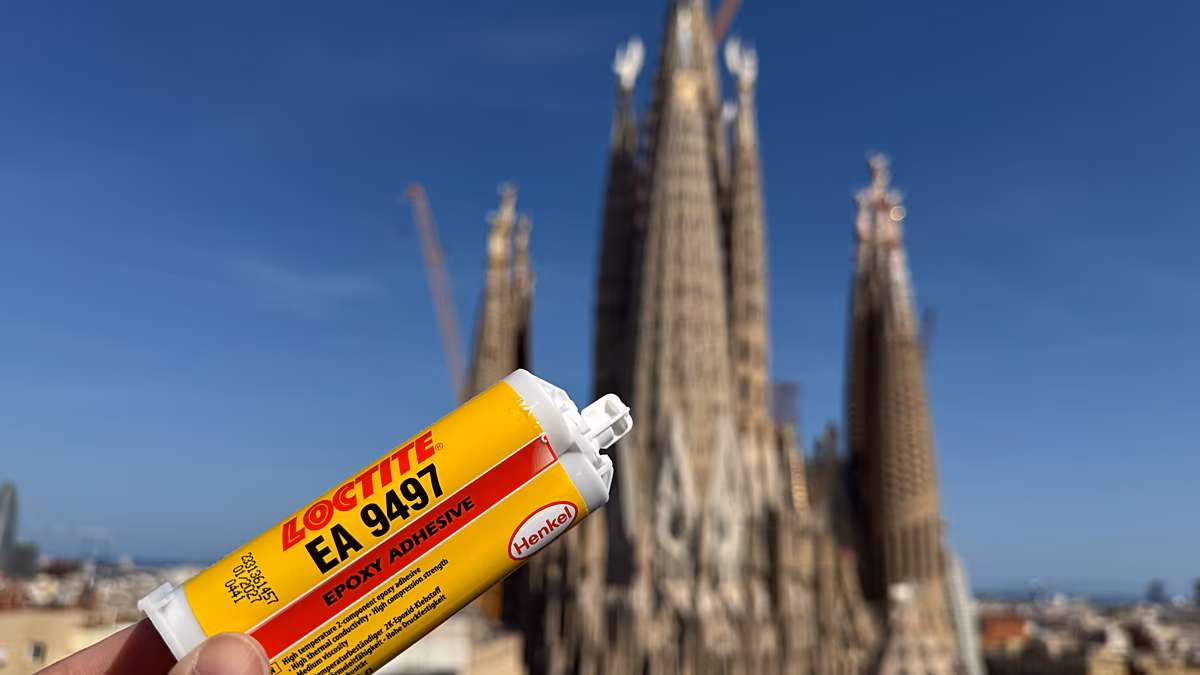 De la colle, une colle glorieuse : Coller ensemble les tours centrales de la Sagrada Familia