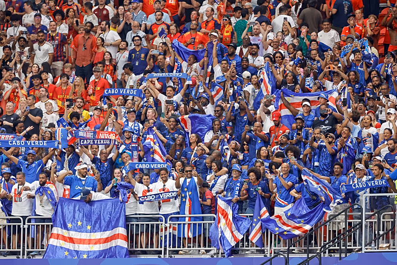Les supporters du Cap-Vert célèbrent un match nul contre l'Espagne lors du match de football du groupe H de la Coupe du monde à Atlanta, le lundi 15 juin 2026.