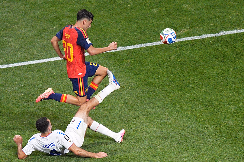 L'Espagnol Pedri (20 ans) entre en collision avec le Cap-Vert Pico Lopes (4) lors du match de football du groupe H de la Coupe du monde entre l'Espagne et le Cap-Vert à Atlanta, le lundi 15 juin 2026.