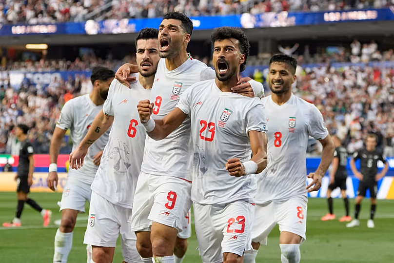 L'Iranien Ramin Rezaeian (23 ans) célèbre avec ses coéquipiers après avoir marqué un but lors de la Coupe du monde Groupe G contre la Nouvelle-Zélande à Inglewood, Californie, le 15 juin 2026.