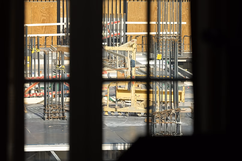 La construction de la nouvelle salle de bal de la Maison Blanche est vue depuis une fenêtre de la salle Est, le 4 mai 2026.