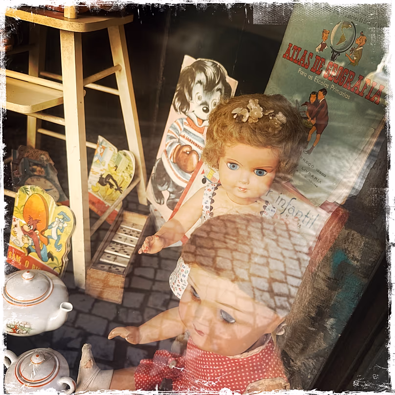 Antique shop window on Calçada do Combro