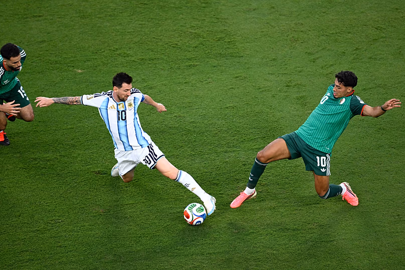 L'Argentin Lionel Messi se bat pour le ballon avec l'Algérien Fares Chaibi lors du match du Groupe J de la Coupe du monde contre l'Algérie à Kansas City, Missouri, le mardi 16 juin 2026.